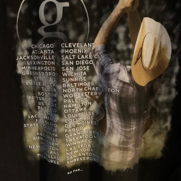 GARTH BROOKS WORLD TOUR CONCERT  BAND TEE - Picture 2 of 3
